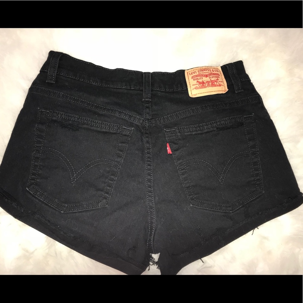 Black distressed Levi’s 🤩